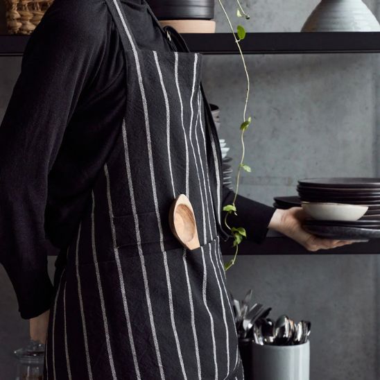 Tablier-de-cuisine-motif-rayer-sur-personne-dans-cuisine