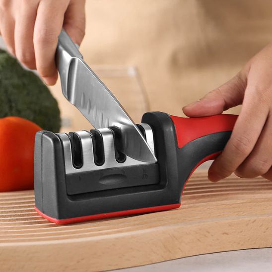 aiguiseur-couteau-rouge-affute-couteau-sur-planche