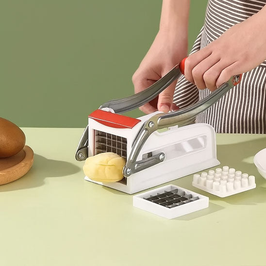 coupe-frite-personne-qui-coupe-une-patate