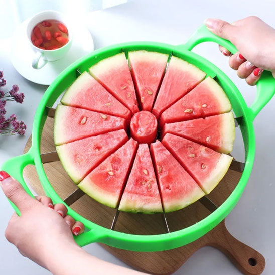coupe-legumes-personne-en-train-couper-un-melon-eau