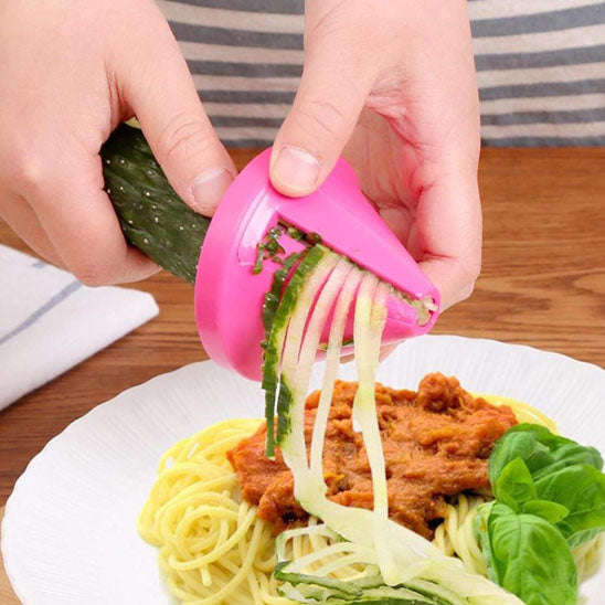 coupe-legumes-personne-qui-coupe-un-cocombre-dans-une-assiette-de-spaghetti