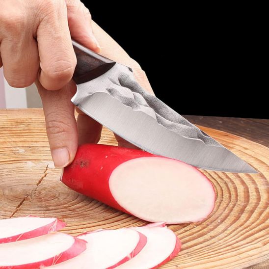 couteau-de-cuisine-coupe-legume-sur-planche