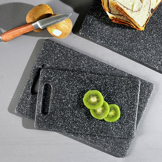 planche-a-decouper-personne-qui-coupe-un-kiwi-sur-un-comptoir
