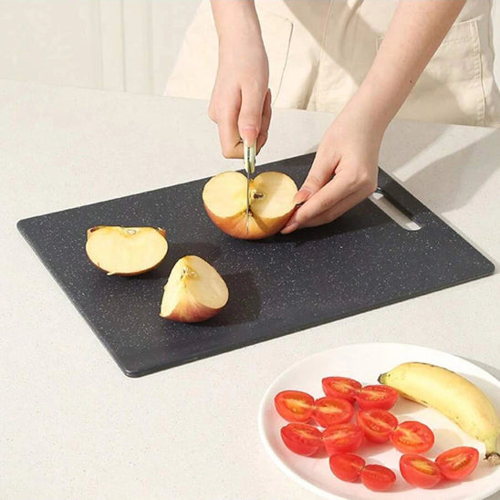 planche-a-decouper-personne-qui-coupe-une-pomme-sur-un-comptoir