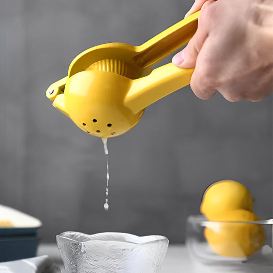 presse-agrume-personne-qui-presse-un-citron-dans-un-verre-sur-un-comptoir