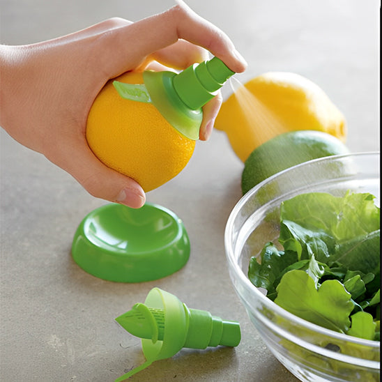 presse-agrume-personne-qui-vaporise-du-jus-de-citron-sur-la-salade-dans-un-bol