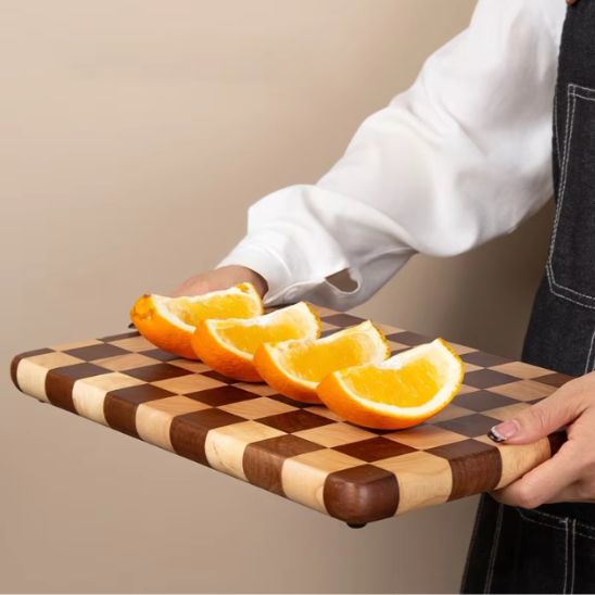 Planche-a-decouper-bois-en-hetre-presentation-orange-couper