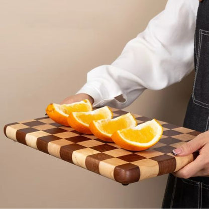 Planche-a-decouper-bois-en-hetre-presentation-orange-couper