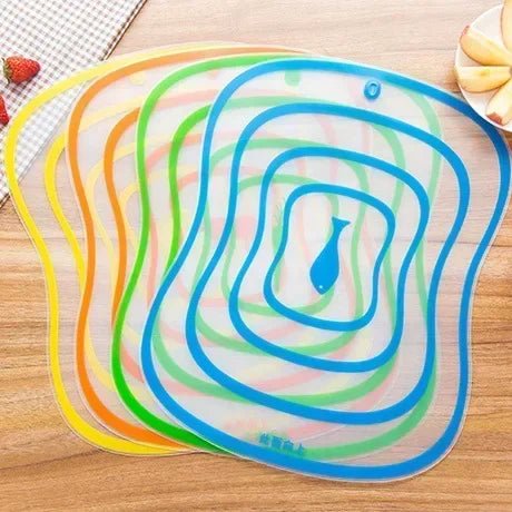 Planche-a-decouper-couleur-variante-sur-table