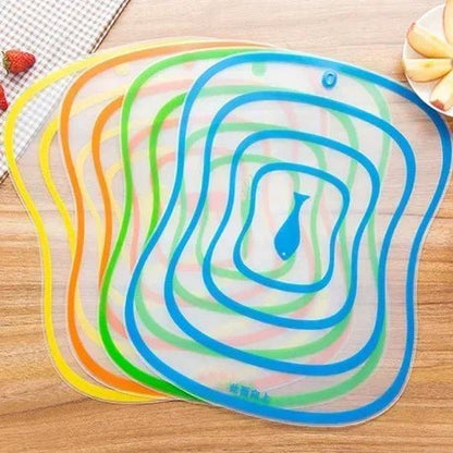 Planche-a-decouper-couleur-variante-sur-table