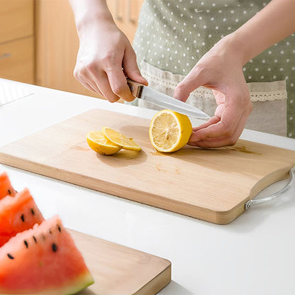 Planche-a-decouper-coupe-citron-sur-planche-dans-cuisine