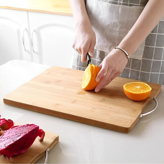 Planche-a-decouper-coupe-orange-sur-planche-dans-cuisine