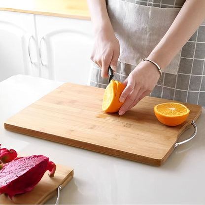 Planche-a-decouper-coupe-orange-sur-planche-dans-cuisine