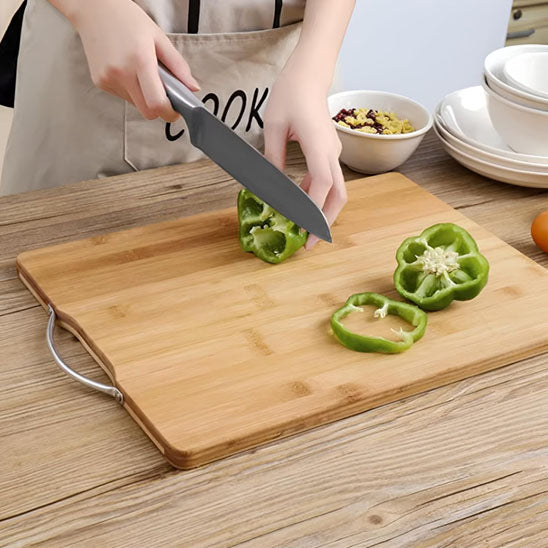 Planche-a-decouper-coupe-poivron-sur-planche-dans-cuisine