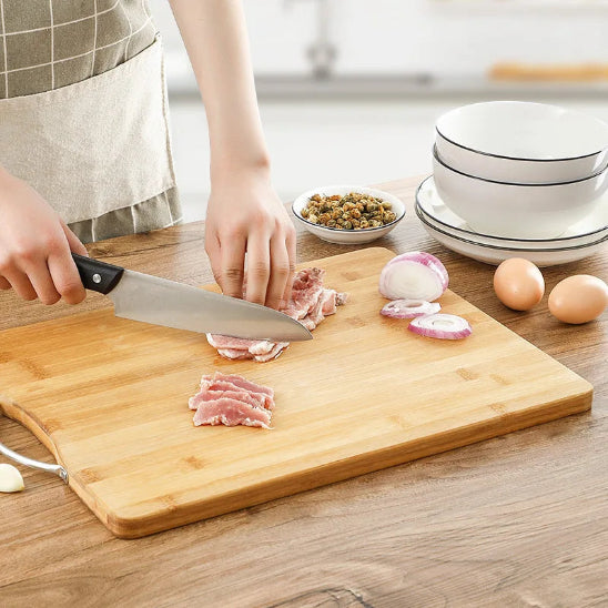Planche-a-decouper-coupe-viande-sur-planche-dans-cuisine
