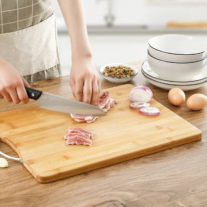 Planche-a-decouper-coupe-viande-sur-planche-dans-cuisine