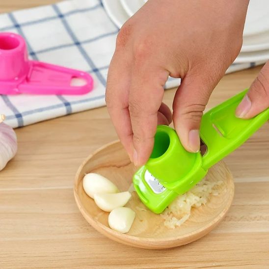 Presse-ail-hacher-dans-petit-assiette-en-bois