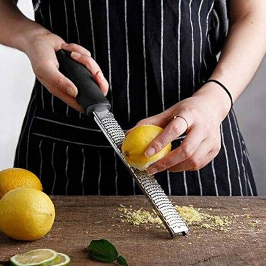 Rape-a-fromage-citron-sur-comptoir