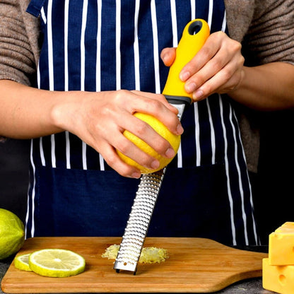 Rape-a-fromage-et-zester-citron-sur-comptoir