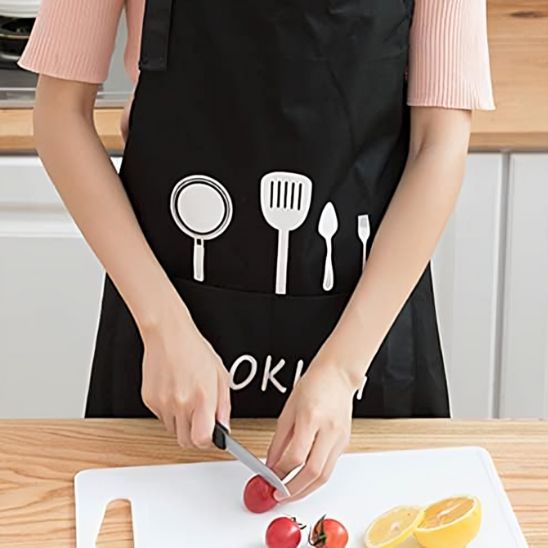 Tablier-de-cuisine-Cooking-sur-une-personne-qui-coupe-des-tomates