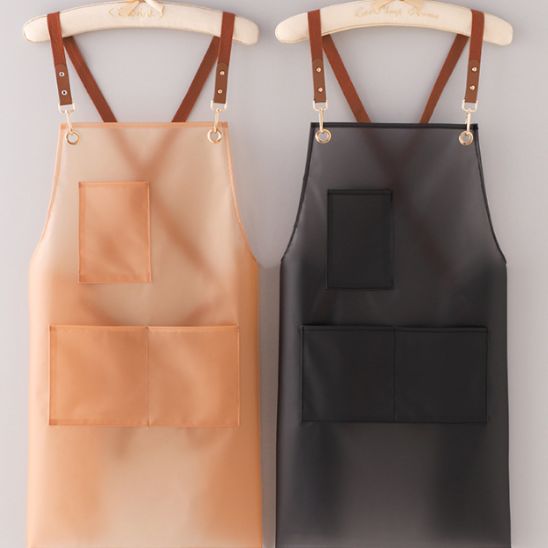 Tablier-de-cuisine-transparent-orange-et-noir-sur-support-sur-mur-fond-blanc