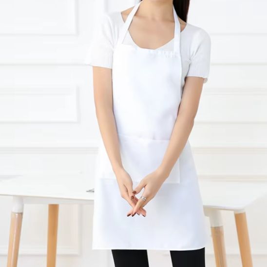 Tablier-de-cuisine-uni-blanc-sur-personne-dans-cuisine