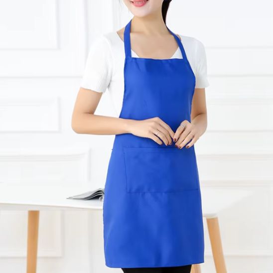 Tablier-de-cuisine-uni-bleu-sur-personne-dans-cuisine