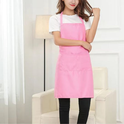 Tablier-de-cuisine-uni-rose-sur-personne-dans-cuisine