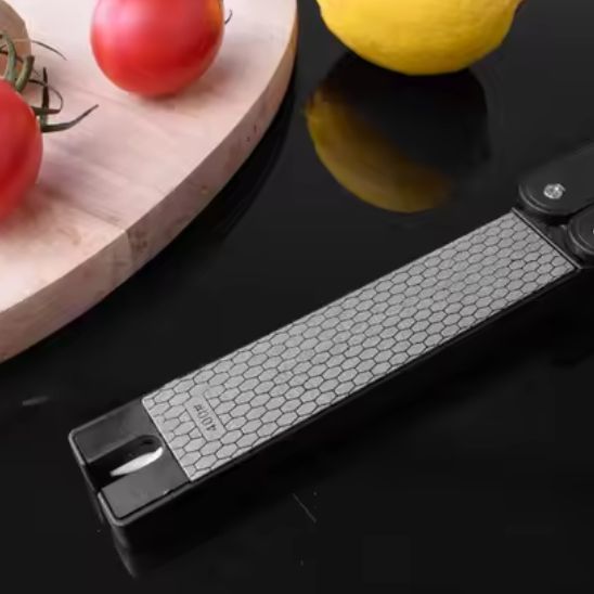 aiguiseur-couteau-affutage-de-couteau-plier-sur-table