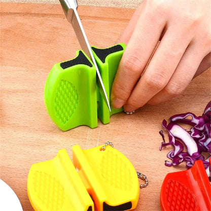 aiguiseur-couteau-aiguise-couteau-sur-planche-a-decouper