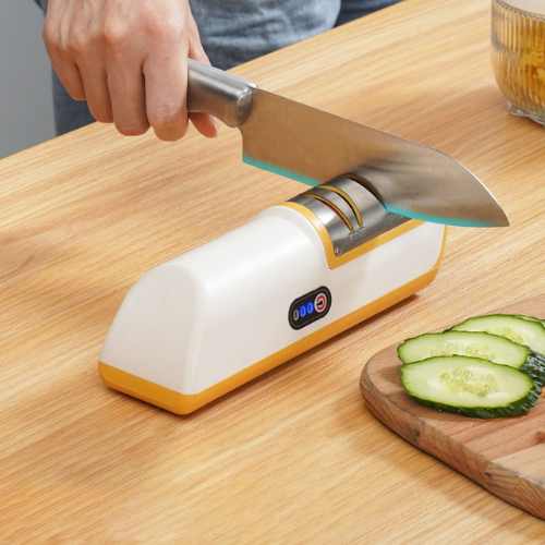 aiguiseur-couteau-jaune-personne-qui-aiguise-un-couteau