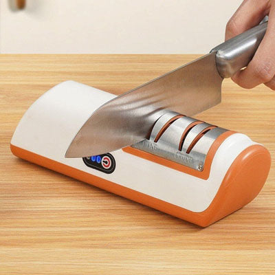 aiguiseur-couteau-orange-personne-qui-aiguise-un-couteau