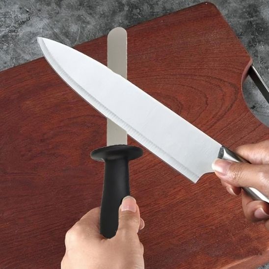 aiguiseur-couteau-personne-qui-aiguise-un-couteau