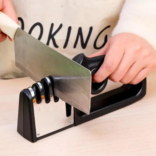 aiguiseur-couteau-personne-qui-aiguise-un-couteau-de-boucher