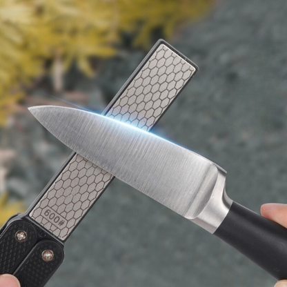 aiguiseur-couteau-personne-qui-aiguise-un-couteau-de-chef