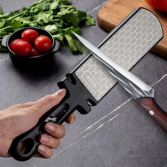 aiguiseur-couteau-personne-qui-aiguise-un-couteau-de-filet