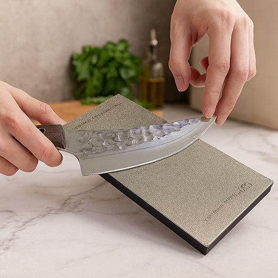 aiguiseur-couteau-personne-qui-aiguise-un-couteau-de-peche