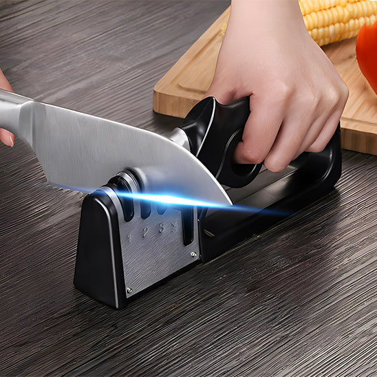 aiguiseur-couteau-personne-qui-aiguise-un-couteau-en-3-etape-sur-table