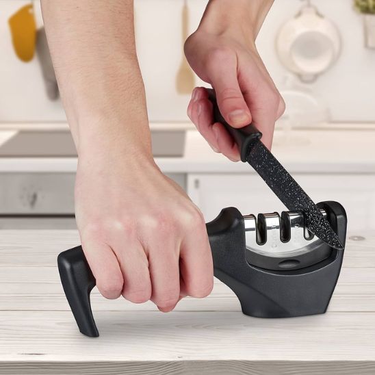 aiguiseur-couteau-personne-qui-aiguise-un-couteau-sur-la-table