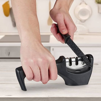 aiguiseur-couteau-personne-qui-aiguise-un-couteau-sur-la-table