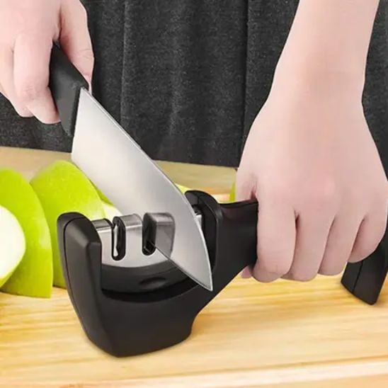 aiguiseur-couteau-personne-qui-aiguise-un-couteau-sur-la-table