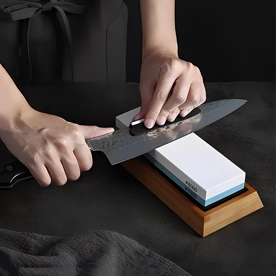 aiguiseur-couteau-personne-qui-aiguise-un-couteau