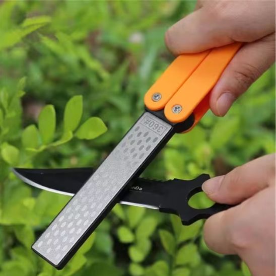 aiguiseur-couteau-personne-qui-aiguise-un-couteau