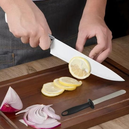 aiguiseur-couteau-personne-qui-coupe-un-citron-apres-avoir-aiguiser-un-couteau