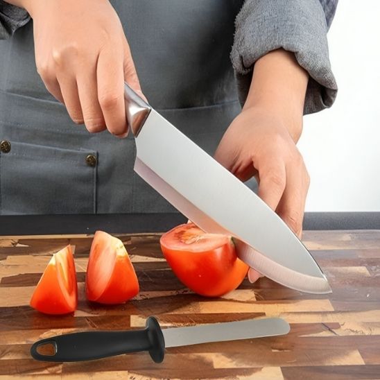 aiguiseur-couteau-personne-qui-coupe-une-tomate-apres-avoir-aiguiser-un-couteau