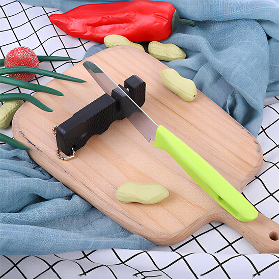 aiguiseur-couteau-personne-qui-eguise-un-couteau-sur-une-planche