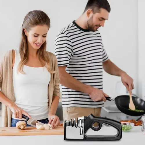 aiguiseur-couteau-personnes-qui-cuisine-avec-aiguiseur-sur-la-table