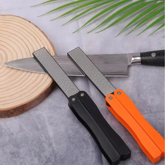 aiguiseur-couteau-sur-table-avec-couteau-de-cuisine