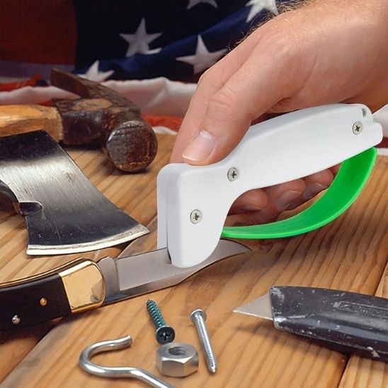 aiguiseur-couteau-sur-table-de-travail-avec-couteau