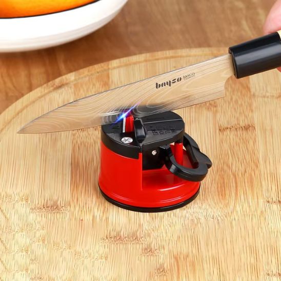 aiguiseur-couteaui-affute-un-couteau-sur-table-travail